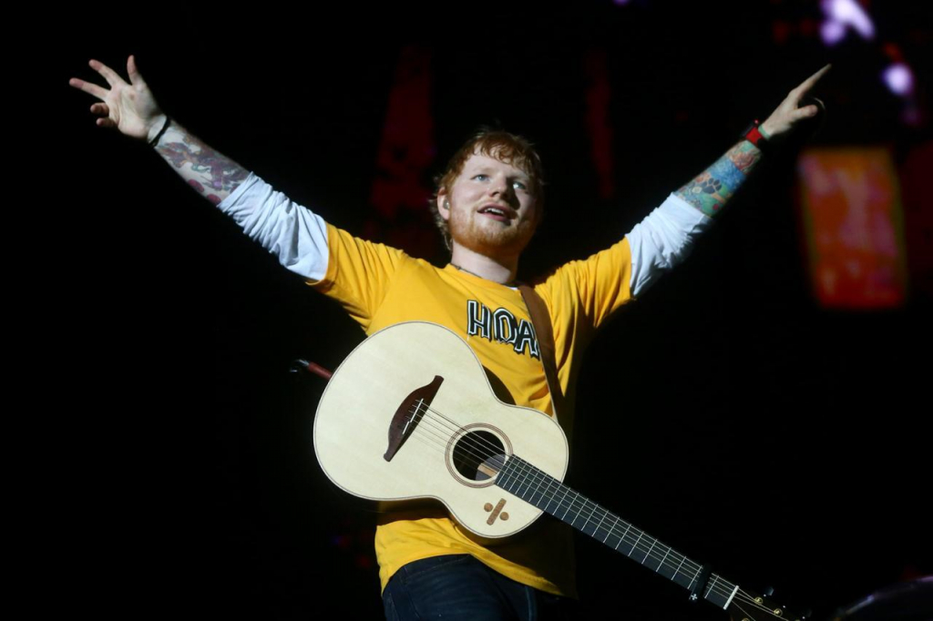 Ed Sheeran chega ao Brasil para o Rock in Rio 2024 e pede ajuda inusitada aos fãs