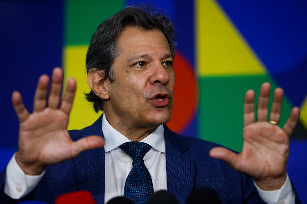 Desafio não será isentar Imposto de Renda, mas compensar com quem não paga imposto, afirma Haddad